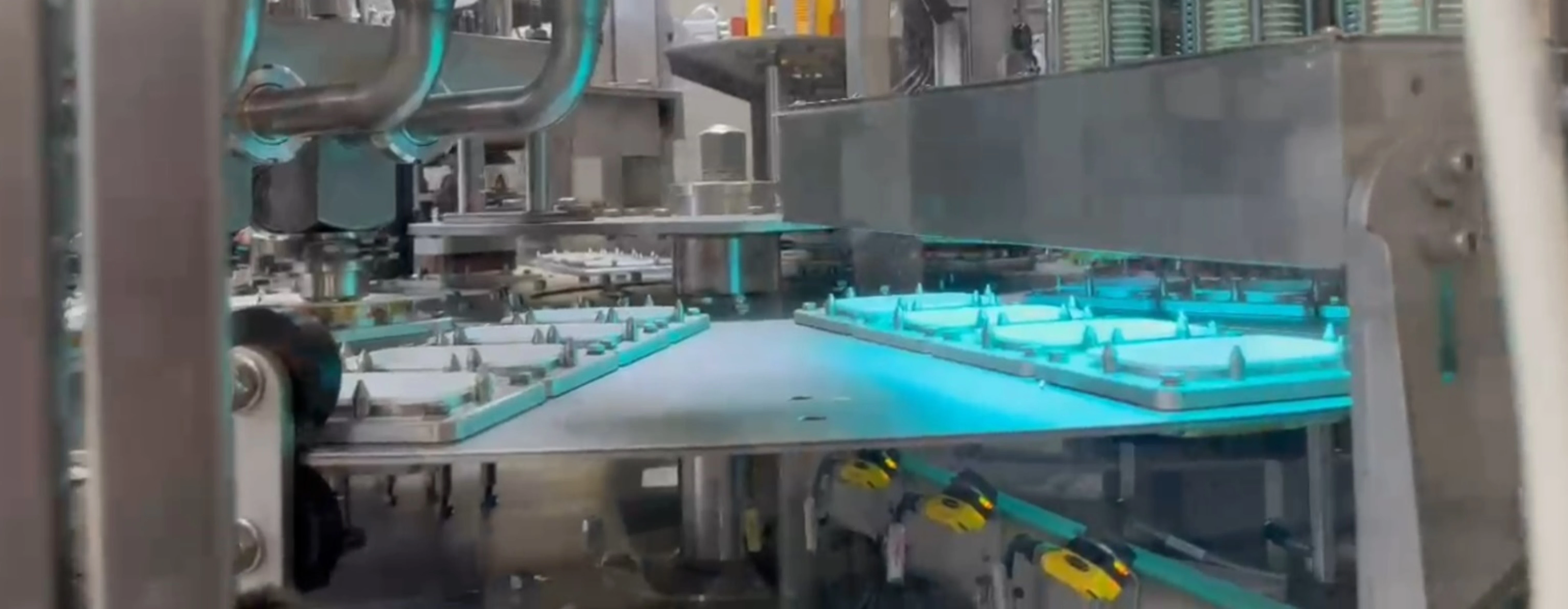 Sistema de sellado de aluminio en la llenadora rotativa